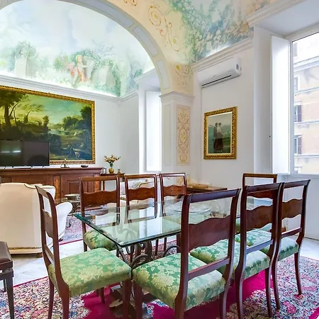 Large And Charming Flat Near Termini 아파트 *