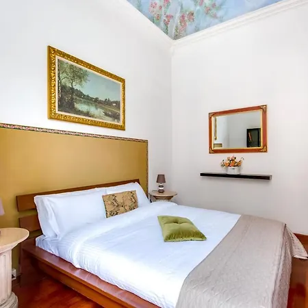 Large And Charming Flat Near Termini 아파트