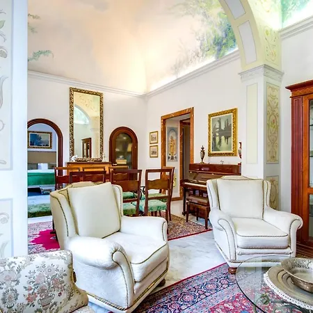 Large And Charming Flat Near Termini 아파트