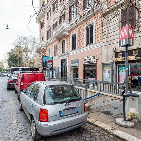 Large And Charming Flat Near Termini 로마